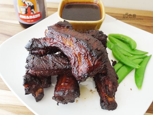 將沾醬置小碗，放豬肋排旁邊一起上桌！沾醬用來沾配菜（如馬鈴薯泥）非常美味！