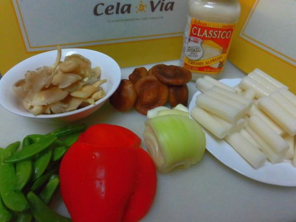 準備好所有的材料: Classico義大利麵奶油白醬5-6 匙/市售韓式年糕 一包
新鮮香菇7-8朵/ 秀珍菇少許/ 洋蔥1/4顆/ 甜椒1/2顆/ 橄欖油/ 水/