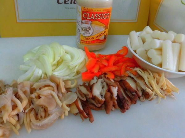 所有食材洗淨, 香菇/秀珍菇/洋蔥/甜椒切成絲備用~
韓式年糕用手把它撥成一塊一塊, 加熱較好煮~