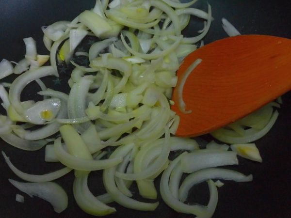 熱鍋, 加入少許橄欖油拌抄洋蔥至香~