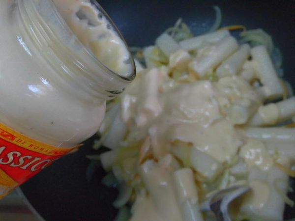 接著加入少許水及韓式年糕及Classico義大利麵奶油白醬加以拌勻入味~