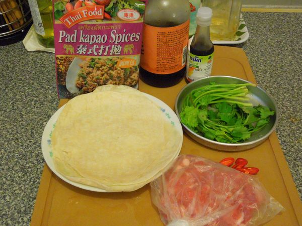 準備食材,以「葵果泰式打拋調理包」為調味主調