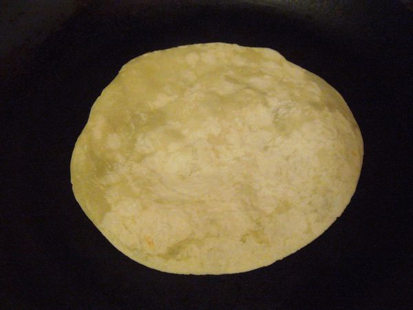 先在乾鍋中小火熱一下薄餅