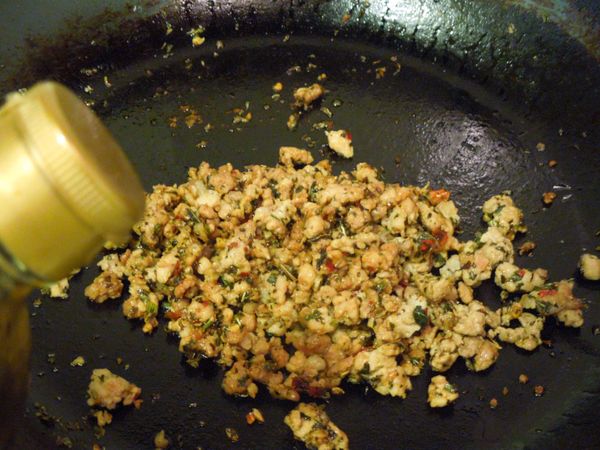 加入醬油和魚露翻炒均勻