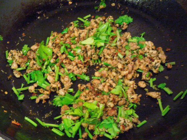 起鍋前加入香菜葉和辣椒,最後翻炒幾下就起鍋