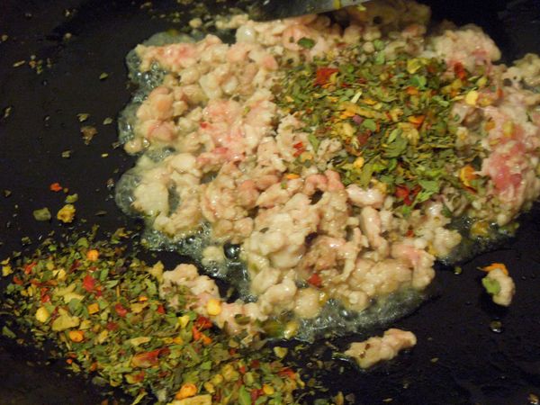 加入2大匙泰式打拋香料