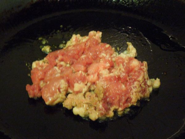 起油鍋,先煸炒豬絞肉,炒至七分熟