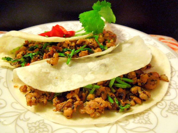 將打拋豬肉放入薄餅中,就可以盡情享用了