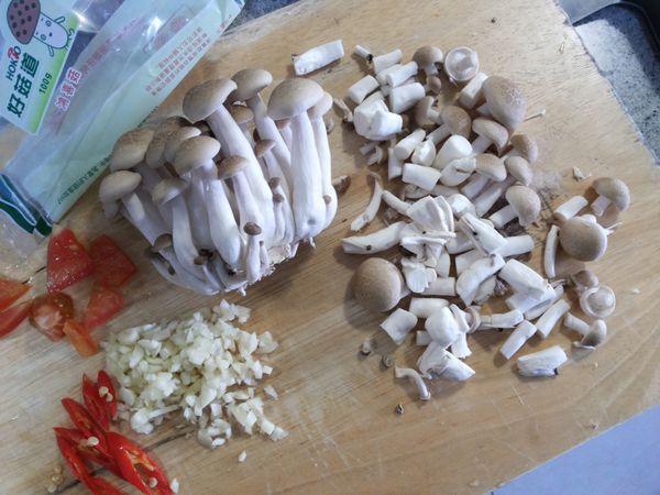鴻喜菇底部去除切丁…蒜頭切末…蕃茄切塊…辣椒切好