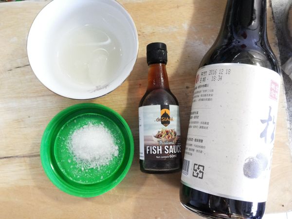 調味醬汁…醬油1大匙+魚露1/2茶匙+糖1茶匙+檸檬汁1茶匙,…以上拌勻備用