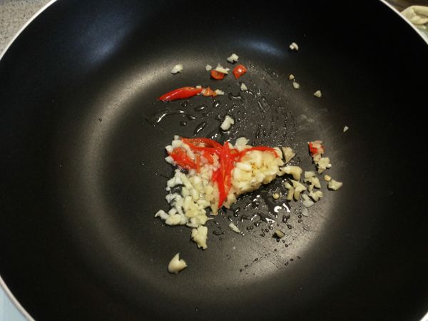 適量油熱鍋…爆香蒜末、辣椒…不嗜辣者可最後放或不放哦！