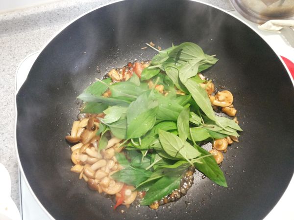 起鍋前放入九層塔拌炒均勻