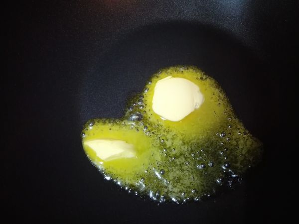 起油鍋，放入奶油。