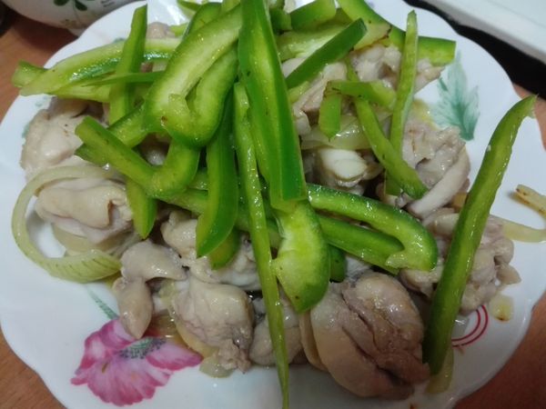 再放入青椒翻炒1分鐘，然後盛盤備用。