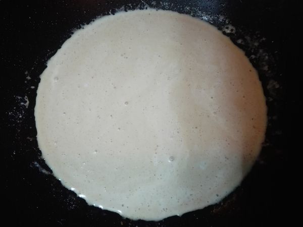 將咖哩粉、鮮奶油、椰粉、蒜末、薑末倒入鍋中，充分混合煮沸。