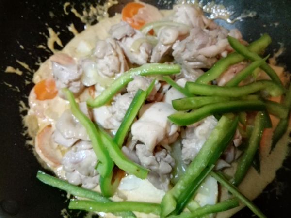 將雞腿塊、洋蔥、青椒一起放入拌炒，若湯汁不夠，可以再加鮮奶油或水。