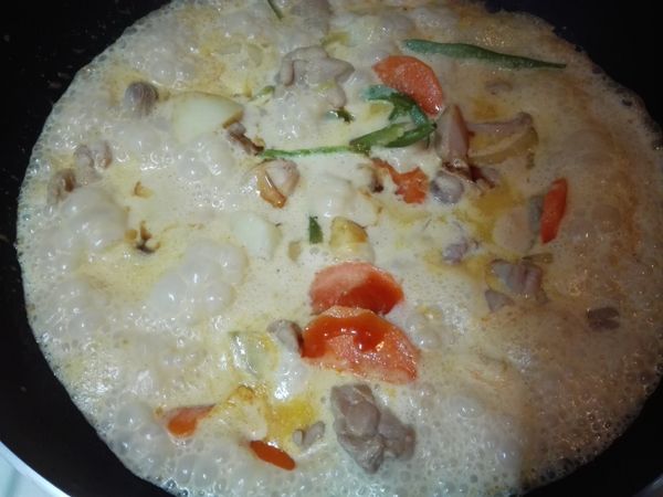 下素蠔油、砂糖、鹽，滾煮3分鐘並且調味。