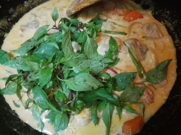 放入九層塔翻炒均勻，關火盛盤完成。