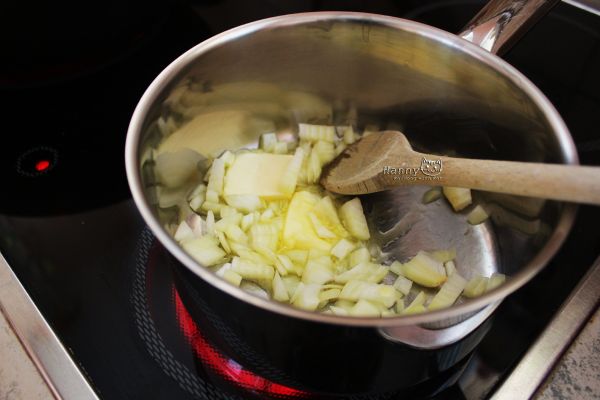 洋蔥切丁，用約15克的無鹽奶油(牛油)炒熟，這個步驟可以拿一般家常用油代替。
會選擇牛油來炒的原因是香味比較濃郁！