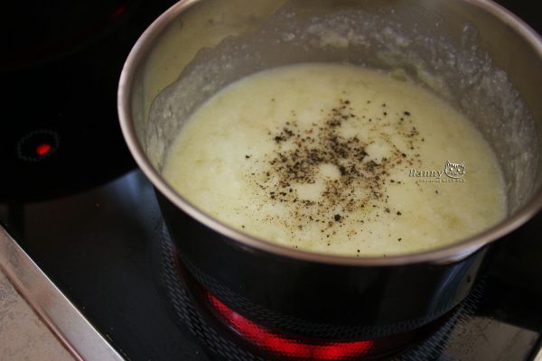 洋蔥炒到將近透明時加入麵粉，此時會黏黏的。麵粉跟著繼續炒，越來越黏稠的時候加入鮮奶油，接著會變成糊糊黏稠的狀態。用中小火攪拌至濃稠麵糊有稍微滾煮的時候就可以停止了！此時加海鹽與黑胡椒與一點點的砂糖調味。糖不需多甚至可以省略，花椰菜本身就有甜味。