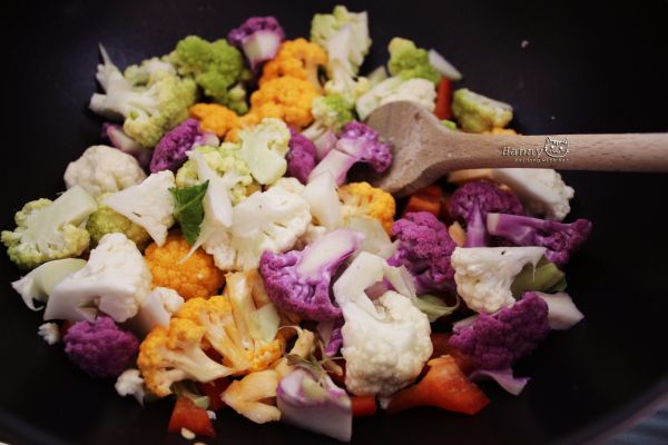 花椰菜與紅椒洗淨，切小塊約拇指大小。同樣用無鹽奶油來炒花椰菜，有些人喜愛川燙。用川燙的方法的確很方便，不過同時會流失相對大量的水溶性維生素。
所以貓貓偏愛用中火炒六分熟！(不需全熟，等一下要入烤箱焗烤)此時烤箱預熱200°C