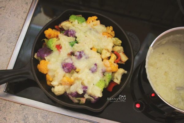 花椰菜炒了六分熟後，把之前煮好的奶油白醬淋在花椰菜上均勻鋪平，
然後灑好厚厚滿滿的起司！