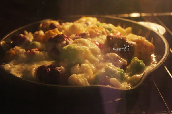 烤箱維持200°C 把白醬起司花椰菜放在中層以200°C烤10-15分鐘，
直到表面微微焦即可出爐嘍！