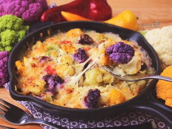 白醬起司焗烤出來的花椰菜好香好鮮甜！趁熱快快吃唷，美味可口的起司牽絲的魅力好難抵擋阿。香噴噴美味的家常菜上桌啊~肚子已經在咕嚕咕嚕叫...o(≧v≦)o　原食譜： http://kaidongwkat.pixnet.net/blog/post/446681603