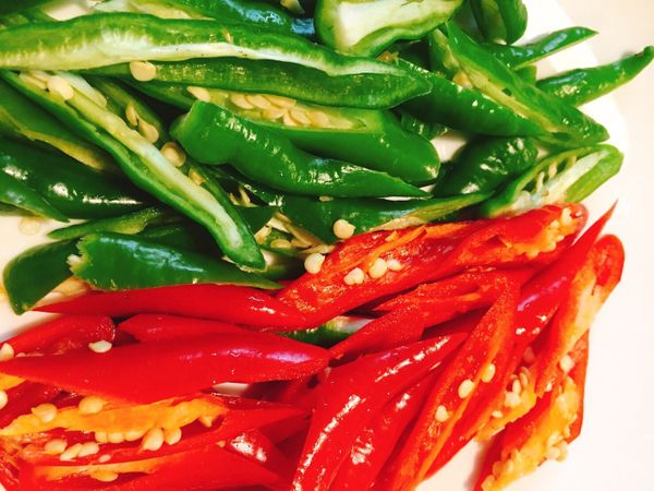 ［湘美食廚房］
農家小炒肉
1.新鮮大辣椒跟糯米椒，切大滾刀