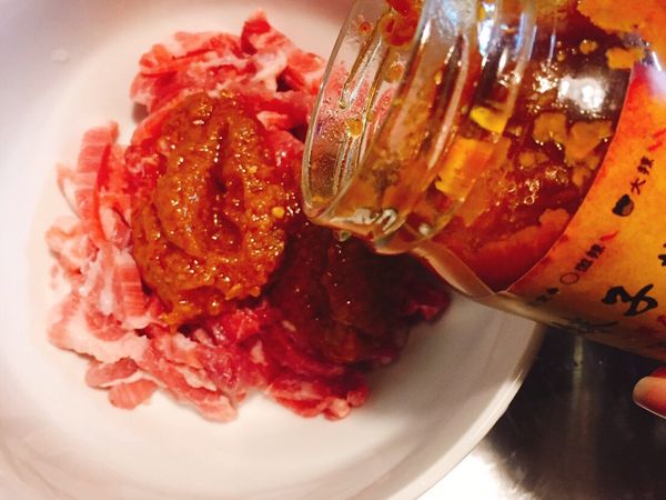 2.豬肉切片加入*湘妹子萬用醬*約兩大匙，醬油少許醃製5分鐘