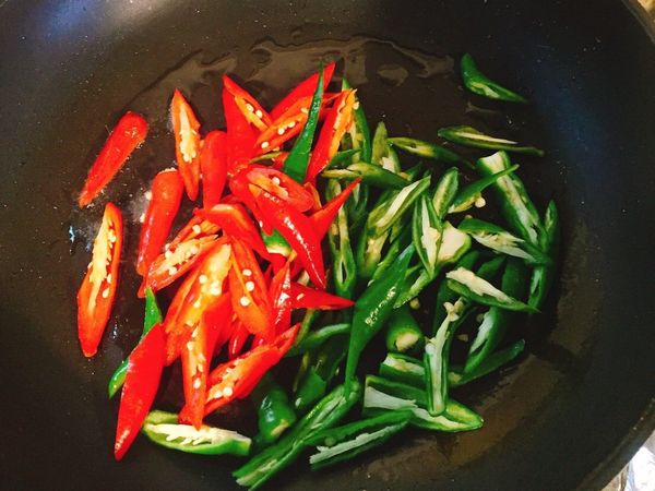 3.少許油中火炒辣椒約一分鐘盛起備用