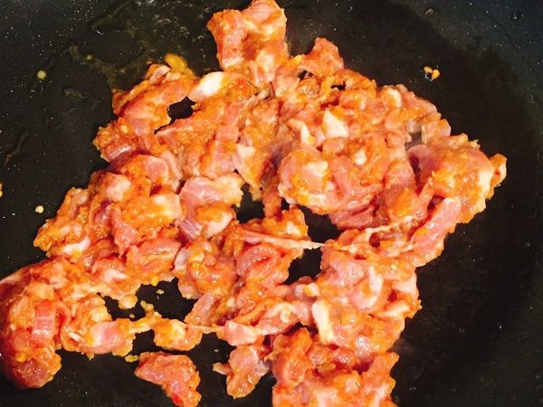 4.少許油中火炒至5分熟