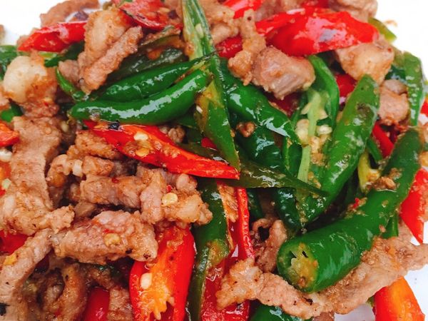 5.放入備用辣椒炒至全熟，加少許鹽調味,少許水收乾即可盛盤嘍！