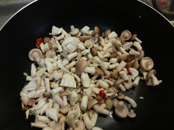 放入鴻喜菇丁拌炒至稍微軟化