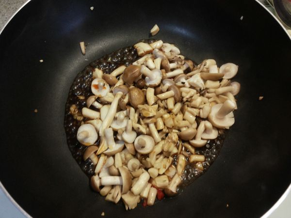 倒入預先調好的醬汁拌炒