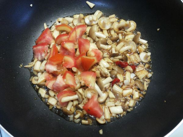 稍微收些汁放入蕃茄丁拌炒一下…可留些汁來拌飯
