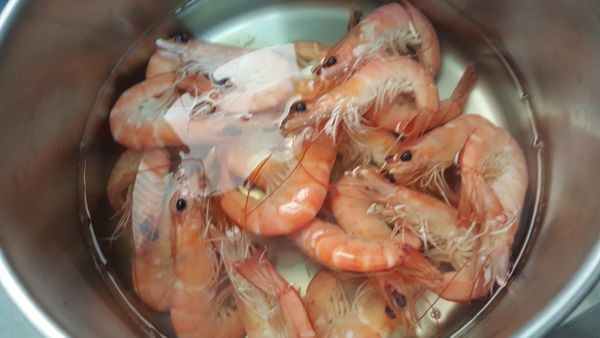 事先準備滾水放入蝦子川燙一下，把蝦高湯保存備用