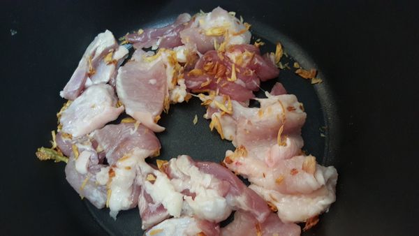 鍋子放入五花肉跟油蔥酥炒香，五花肉可以煎到有點焦焦會更香喔～