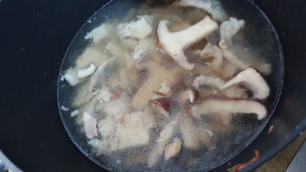 五花肉煎到全熟後加入步驟1的蝦高湯