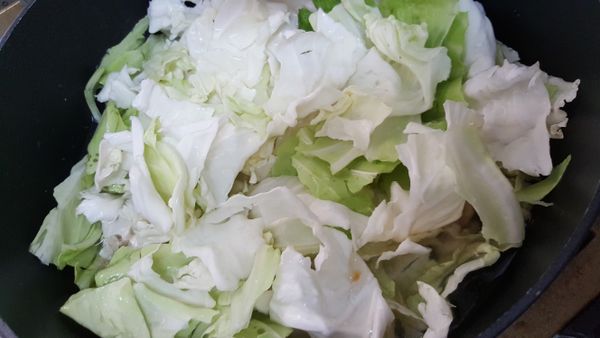 加入大量高麗菜煮滾，喜歡軟爛口感的高麗菜可以多熬煮一些時間