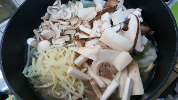 加入筍絲，跟菇類煮熟後加入白飯