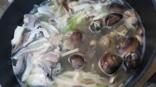 加入魚皮跟蛤蜊煮三分鐘，加鹽跟白胡椒調味