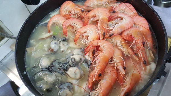 最後再加入蚵仔跟步驟1川燙過的蝦子稍微煮一下就好，不然蚵仔會縮小