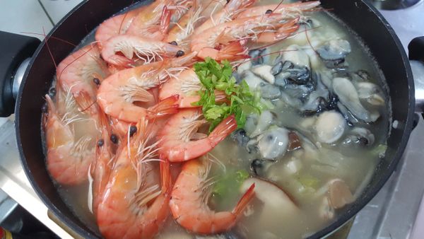 起鍋前加入芹菜就完全一鍋美味幸福的海鮮粥囉～