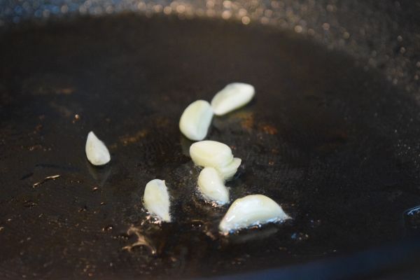 用煎肉的殘油爆香蒜頭