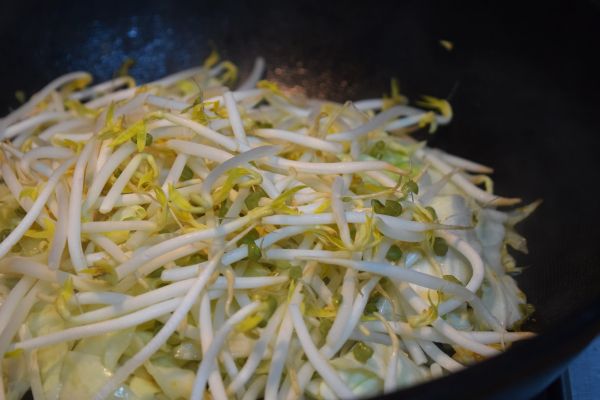 再加入豆芽菜，加入三大匙水悶熟!!