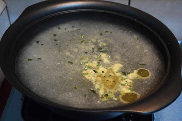 湯中加入三包粉與兩包油包，剩的粉與油包可留下使用