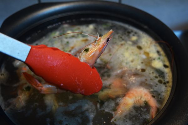 加入白蝦，煮熟後撈起備用