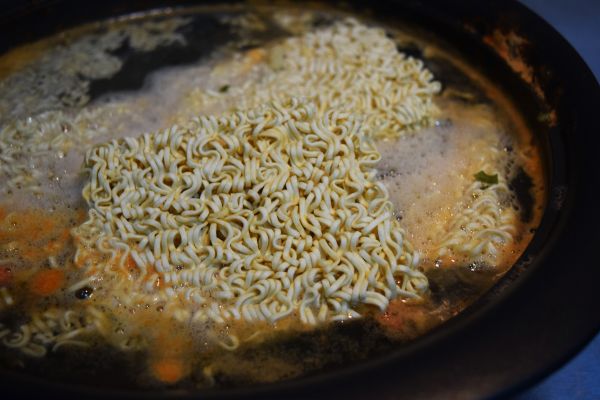 麵下鍋，煮個三分鐘就可以囉