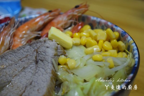 擺好盤後，加入玉米粒與奶油，上桌準備享用囉!!!!!!